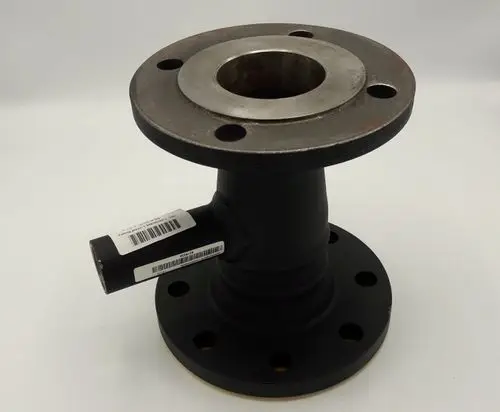 Schwarzes Passstück mit Flansch und seitlichem Anschluss. Markierung für Remeha sichtbar. Metalloberfläche mit vernickeltem Teil.